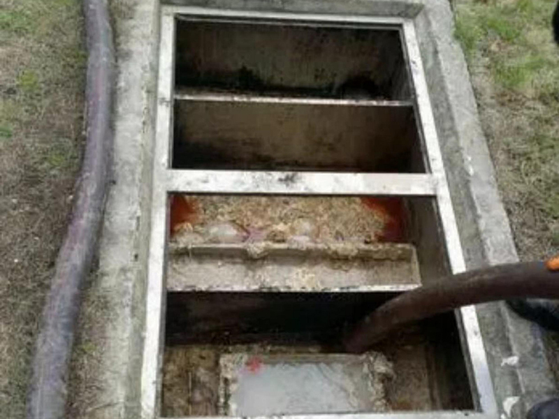 乌马河隔油池清理