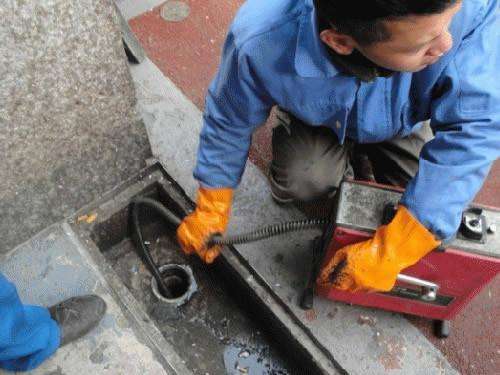 乌马河疏通下水道