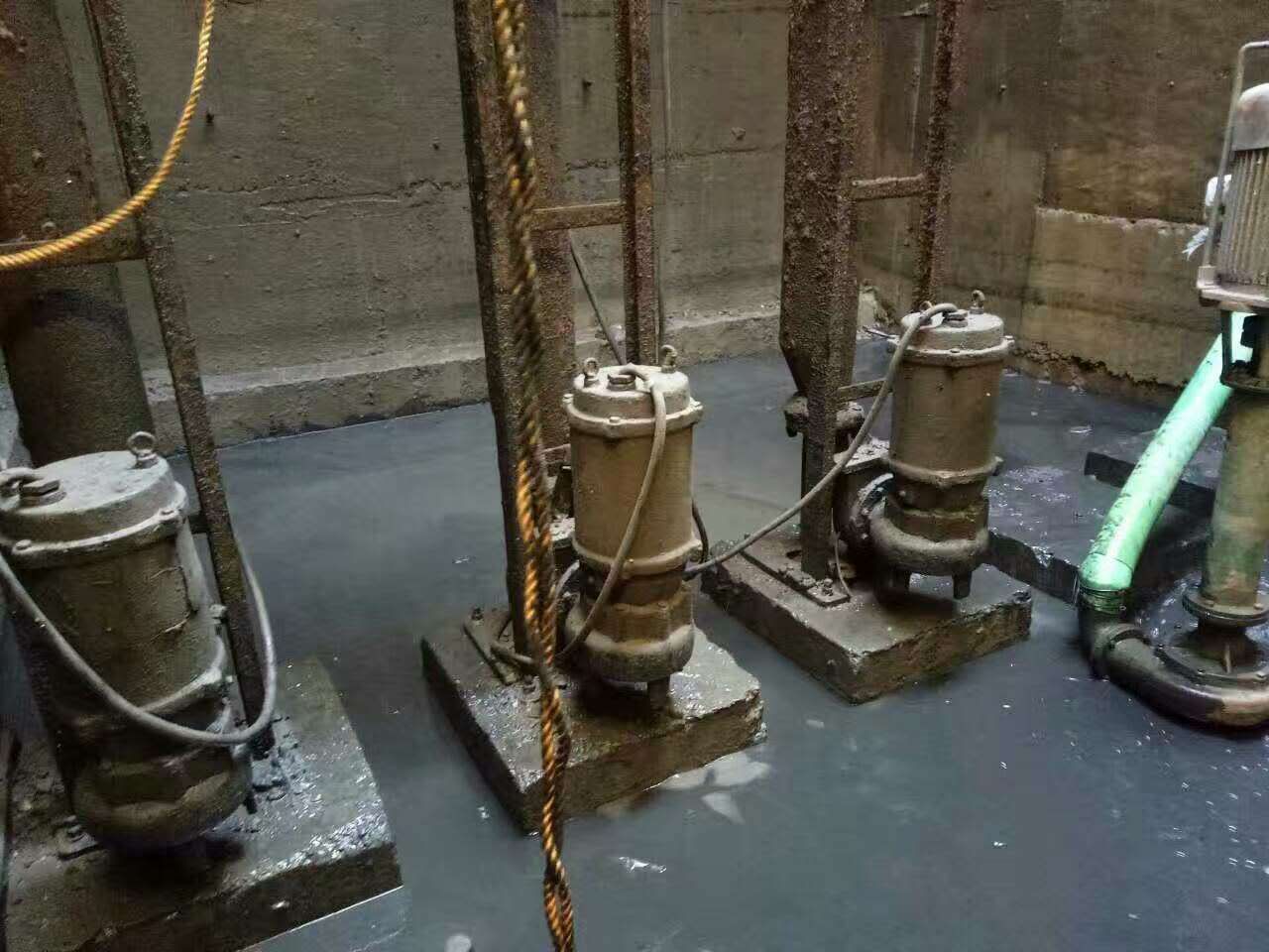 乌马河污水池清理