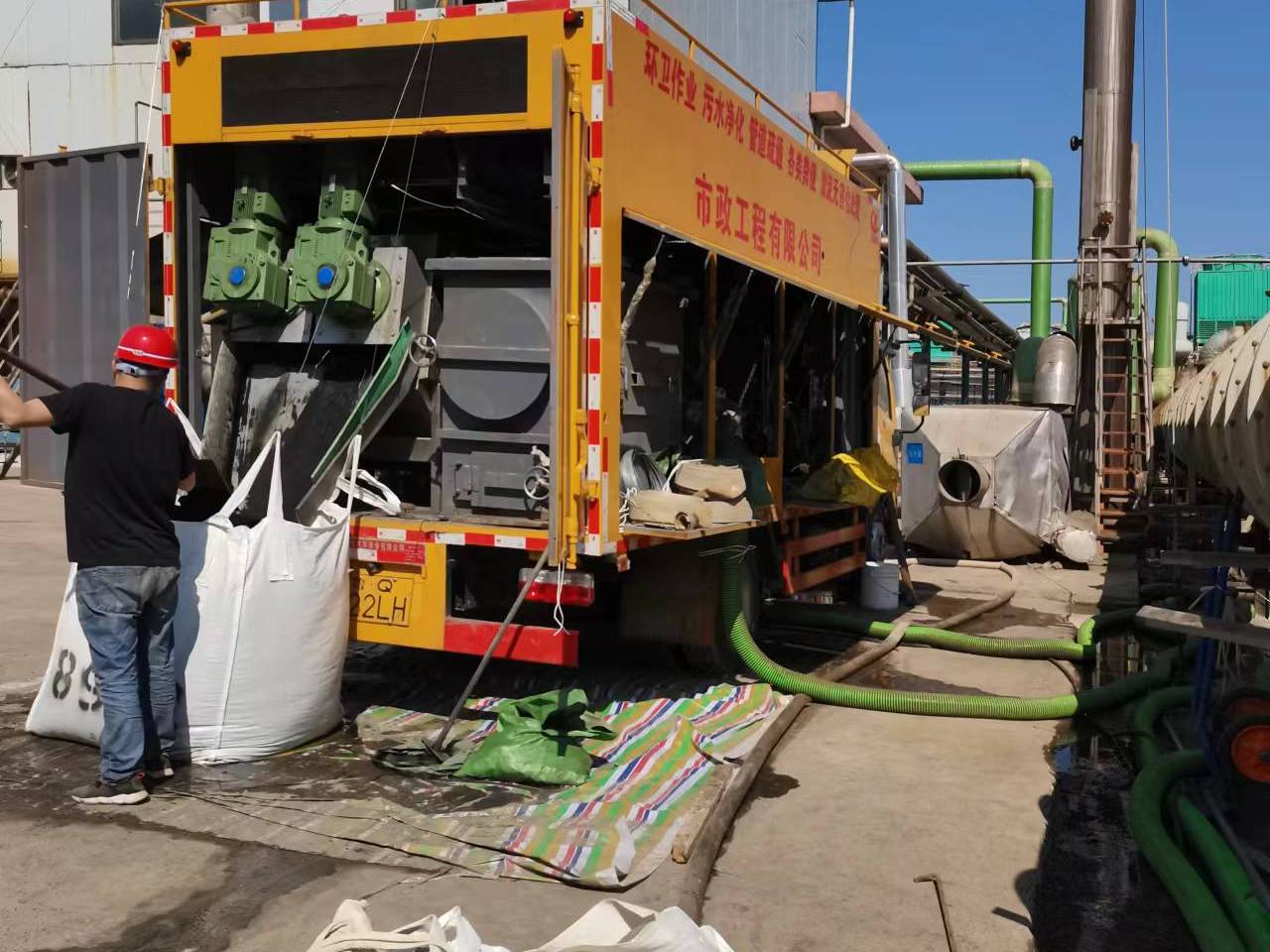 乌马河淤泥压干处理