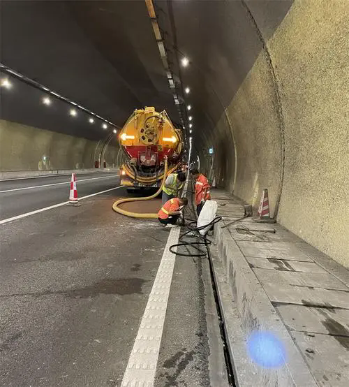 乌马河隧道排水渠清淤